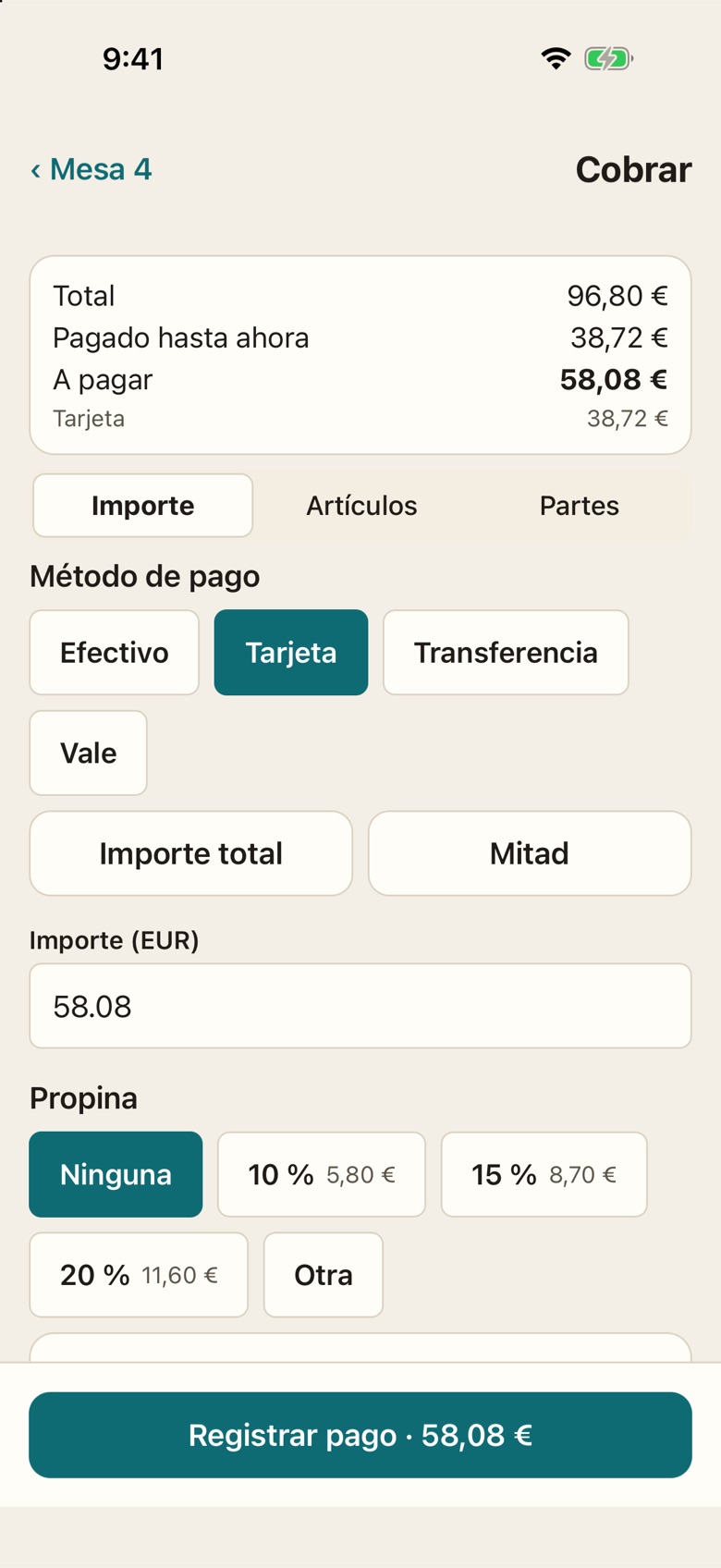 Cobro en la mesa con el teléfono